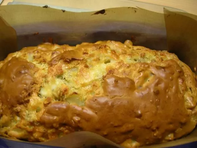 Cake mit Birnen und Roquefort